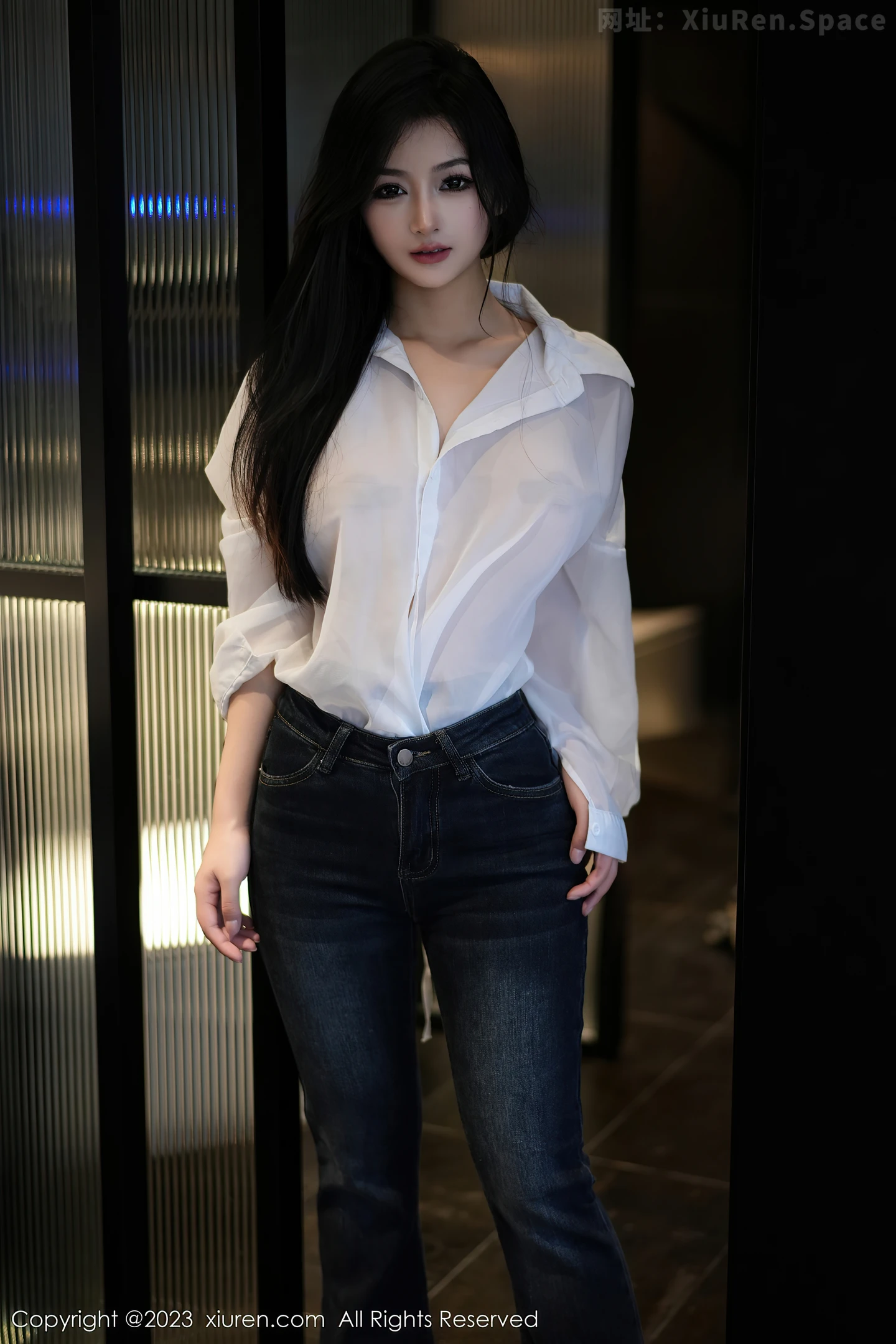 图片[2]-[XiuRen秀人网]VOL.7645 模特谭小灵性感白T配简约牛仔裤露超薄黑丝秀惹火身材诱惑写真106P-秀人网官方网站